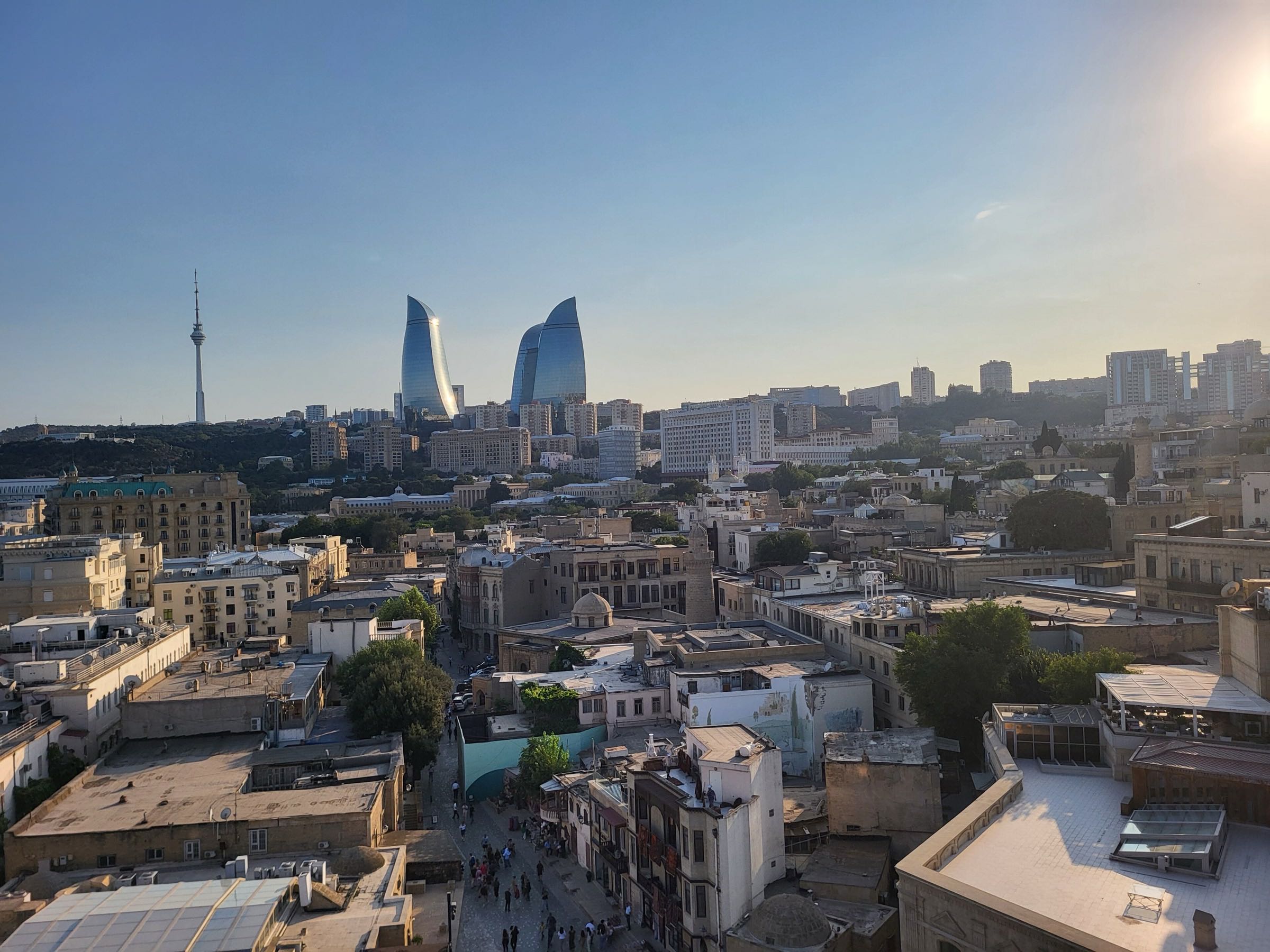 Bakının mənzərəsi: İçərişəhər və Alov qüllələri
